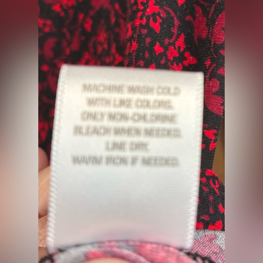 Westport 1962 V-Neck Black Red Tunic Top Medallion Print Women’s Size Small - Picture 7 of 7